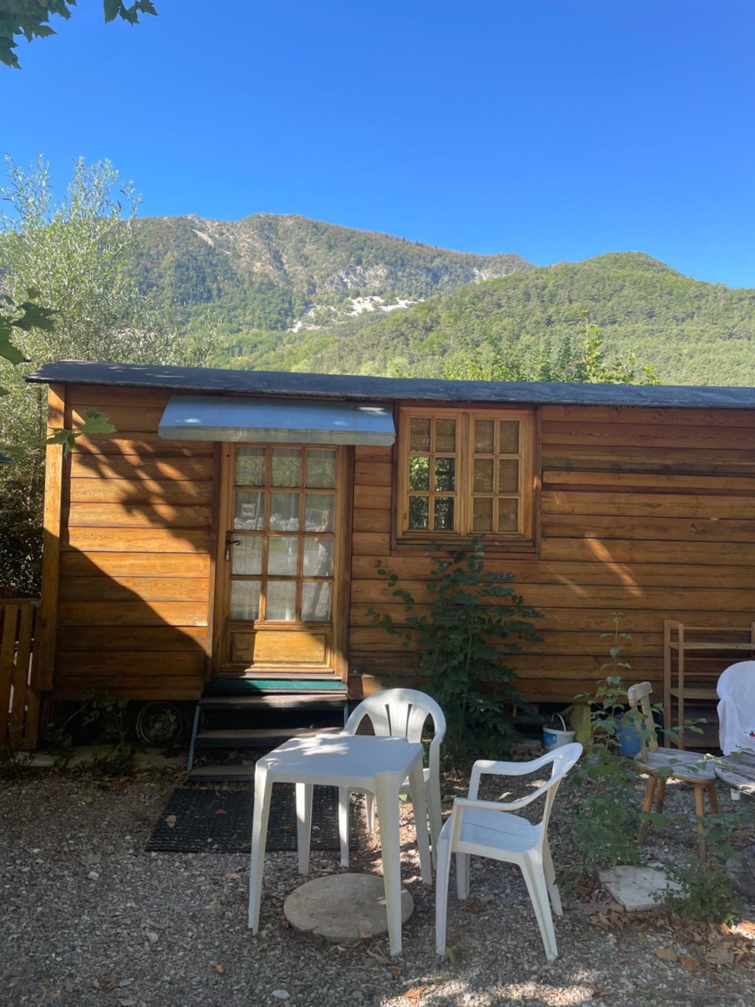 La Roulotte Chez Camille Hotel Veynes Exterior photo