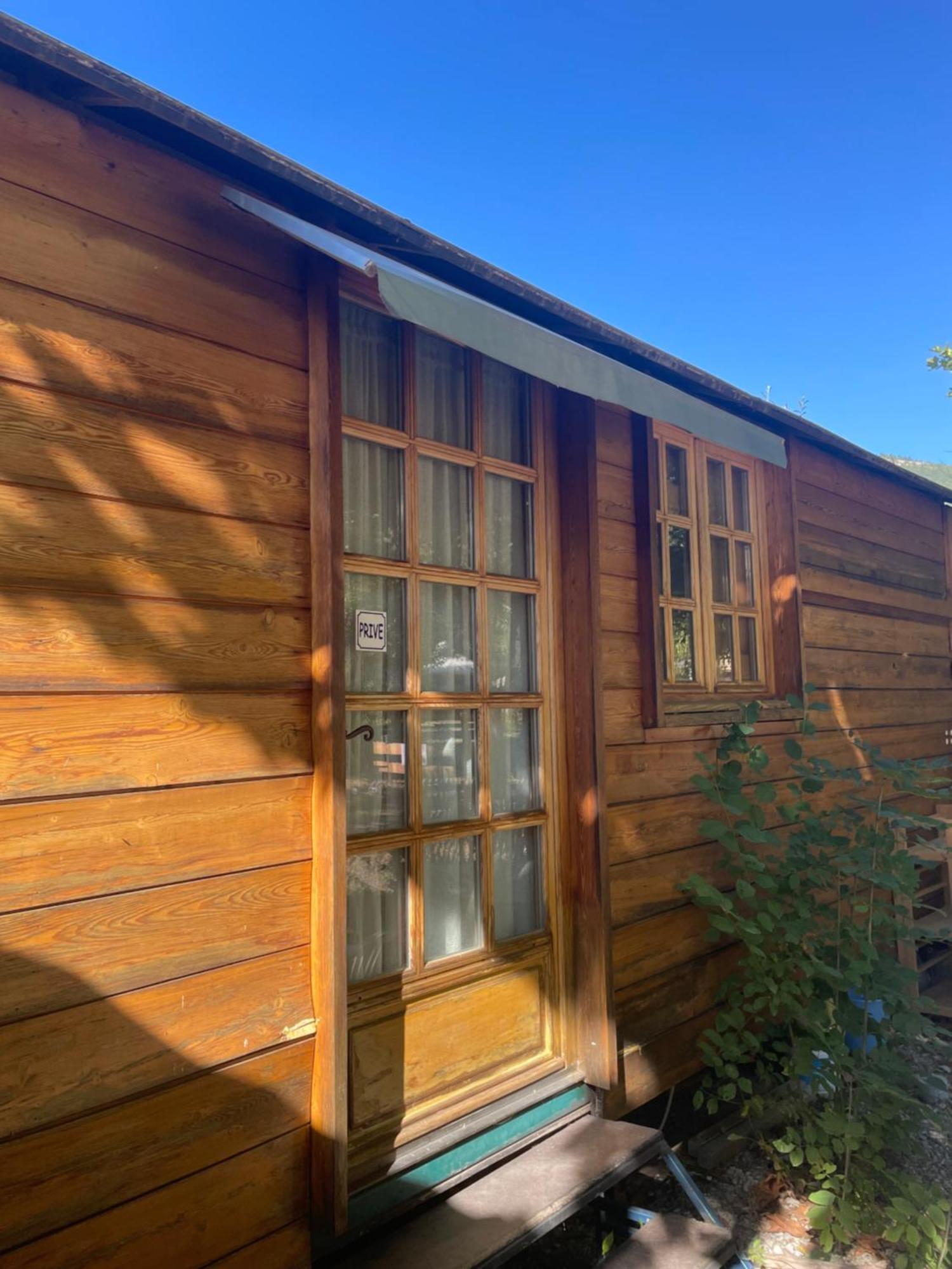 La Roulotte Chez Camille Hotel Veynes Exterior photo